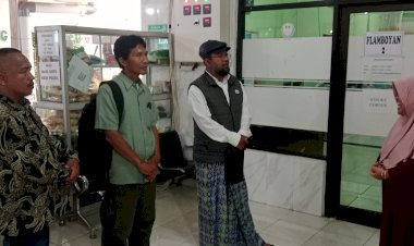 Ketua PW Fornas LKSA PSAA Jatim, Gus Habib Maulana Asyik Menjenguk Ustadz Sukardi di RS. dr Shaleh Kota Probolinggo