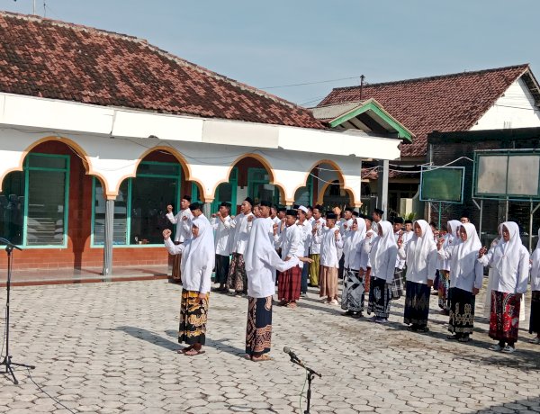 Upacara Hari Santri 2025 di Yayasan Ponpes Al Falah Leces Berlangsung Khidmat
