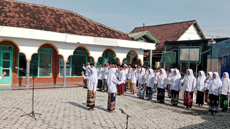 Upacara Hari Santri 2025 di Yayasan Ponpes Al Falah Leces Berlangsung Khidmat